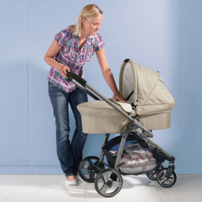 Baby Butt Kinderwagen inkl. Tragewanne - damit nehmen Sie spielend leicht jede Kurve. Mit den wendigen Vorderr�dern (auch feststellbar) erhalten Sie absoluten Fahrkomfort f�r sich und Ihr Kleines. Der Schieber (H�he ca. 99 cm) ist mit Soft-Griffen. Die ger�umige Babywanne (Liegefl�che ca. 75x30 cm) ist mit einer Schaumstoff-Matratze sowie mit einem verstellbaren Verdeck samt Sichtfenster ausgestattet. In der Rei�verschlusstasche, welche sich auf der Beindecke befindet, finden Kleinigkeiten ihren Platz. Ist Ihr Kind gr��er, arretieren Sie einfach den Sportwagenaufsatz (in Fahrtrichtung und entgegengesetzt m�glich) auf dem Fahrgestell. Ihr Kleines sitzt dabei bequem und weich gepolstert in ergonomischer Haltung. Der Au�enstoff (100% Polyester) ist Wasser und Wind abweisend. Innen-Ausschlag im Material-Mix: Baumwolle/Polyester. Ausf�hrungen in 4 Farben - natur - cacao - pflaume - rot/schwarz. Preis: statt Euro 349,00 jetzt nur noch Euro 179,00 Preise inkl. gesetzl. MwSt., zzgl. Versandkosten.