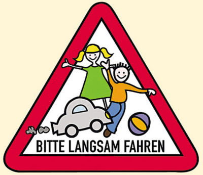 Warnschild: Bitte langsam fahren